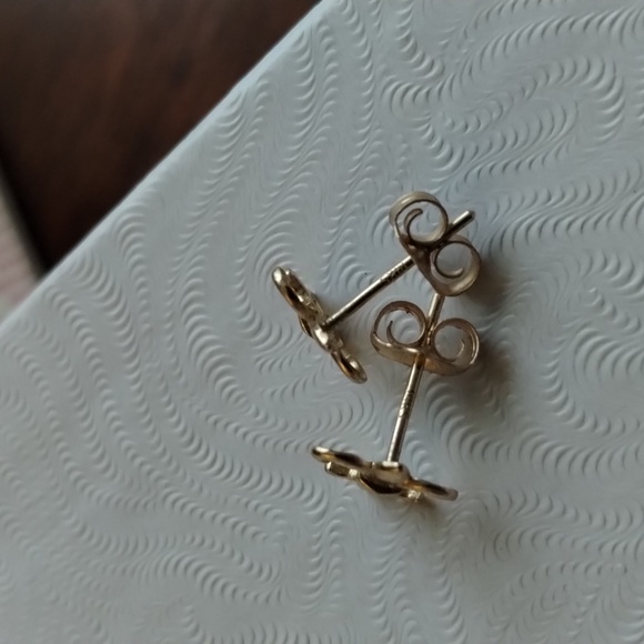 14k Fleur de lis Studs - Picture 7 of 9
